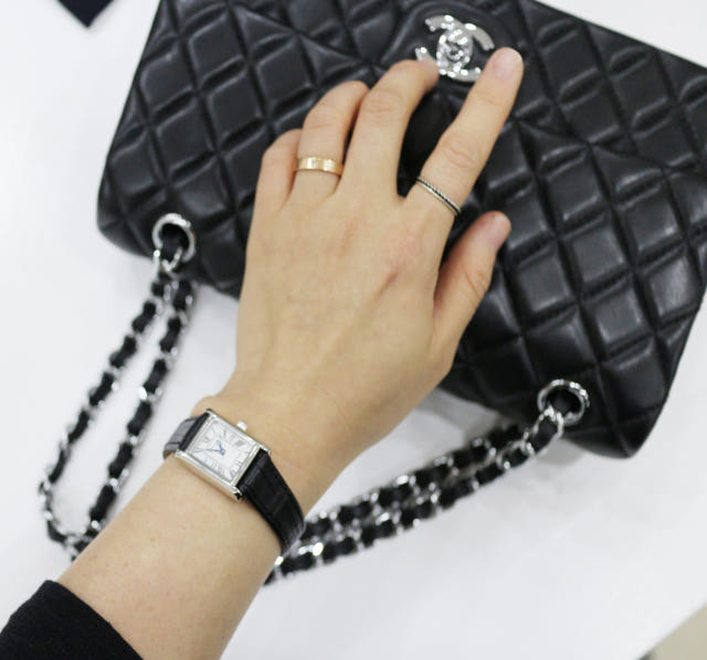 <b><p>on Square clock wrist</p></b><b><p>に スクエア時計 手首</p></b><br /><br /><p align='center'>