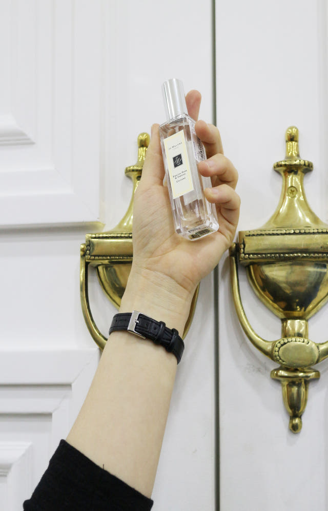 <b><p>on Square clock wrist</p></b><b><p>に スクエア時計 手首</p></b><br /><br /><p align='center'>