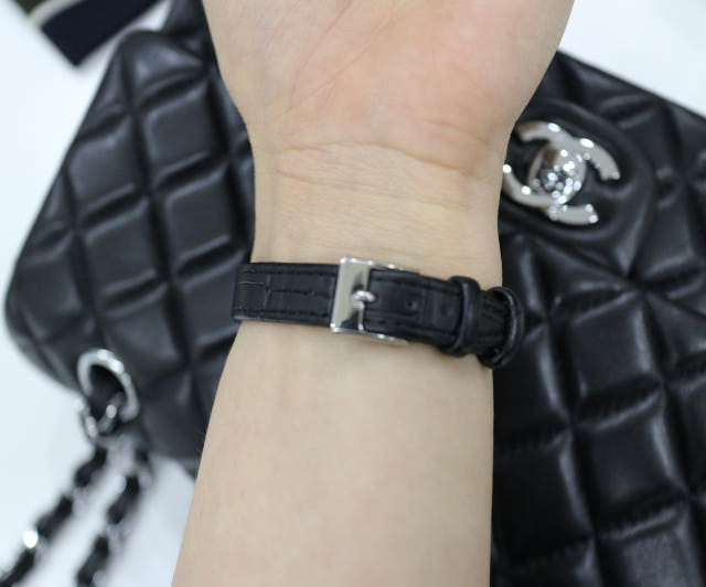 <b><p>on Square clock wrist</p></b><b><p>に スクエア時計 手首</p></b><br /><br /><p align='center'>