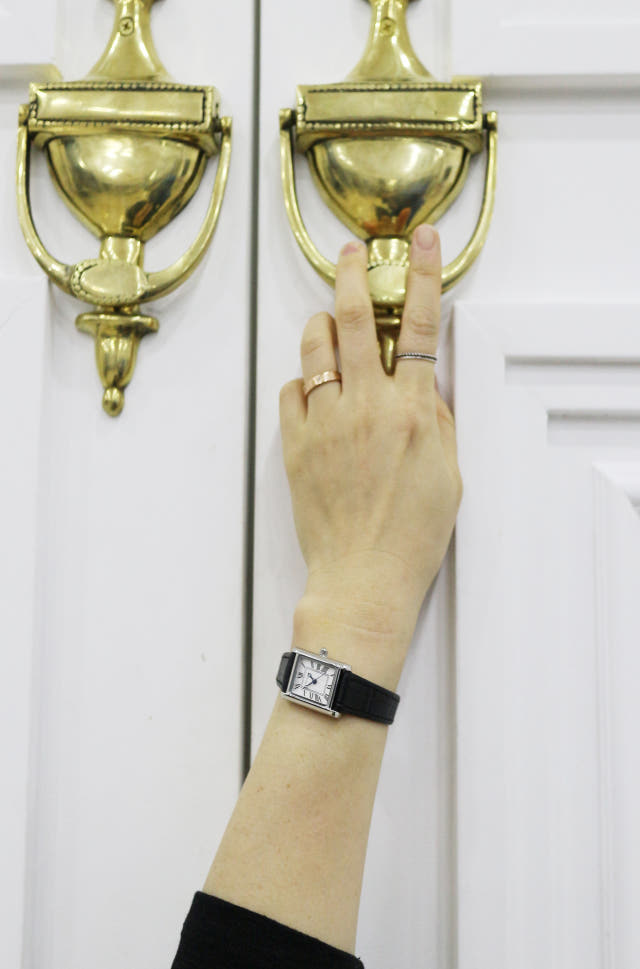 <b><p>on Square clock wrist</p></b><b><p>に スクエア時計 手首</p></b><br /><br /><p align='center'>