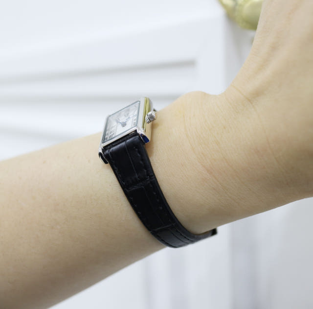 <b><p>on Square clock wrist</p></b><b><p>に スクエア時計 手首</p></b><br /><br /><p align='center'>