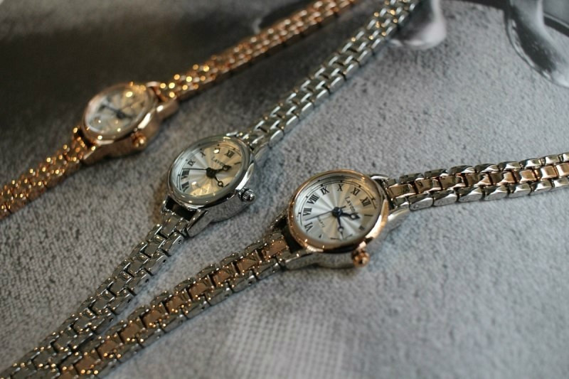 <b><p>daily round tal Woman watch 3color feme Gift</p></b><b><p>デイリー ラウンド メタル 女性 腕時計 3色 ギフト シルバー コンビ ファッション</p></b><br /><br /><p align='center'>