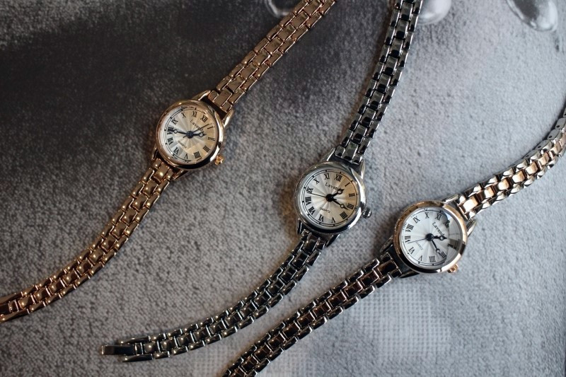 <b><p>daily round tal Woman watch 3color feme Gift</p></b><b><p>デイリー ラウンド メタル 女性 腕時計 3色 ギフト シルバー コンビ ファッション</p></b><br /><br /><p align='center'>