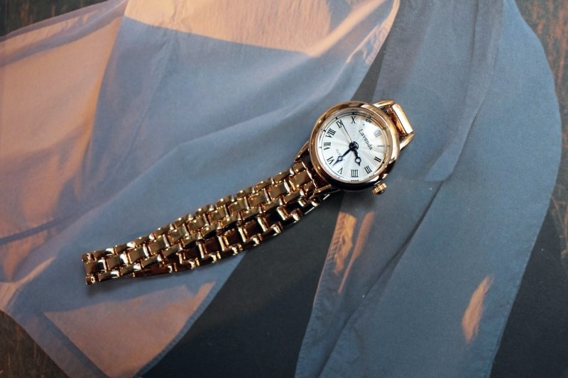 <b><p>daily round tal Woman watch 3color feme Gift</p></b><b><p>デイリー ラウンド メタル 女性 腕時計 3色 ギフト シルバー コンビ ファッション</p></b><br /><br /><p align='center'>