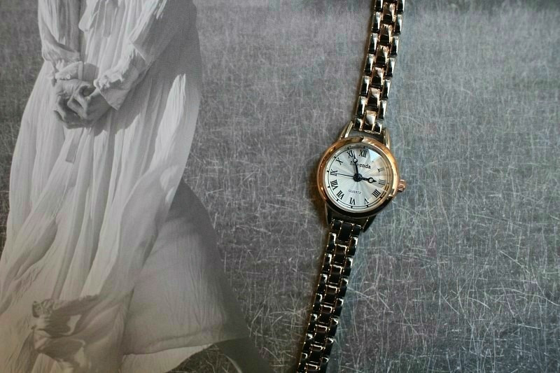 <b><p>daily round tal Woman watch 3color feme Gift</p></b><b><p>デイリー ラウンド メタル 女性 腕時計 3色 ギフト シルバー コンビ ファッション</p></b><br /><br /><p align='center'>