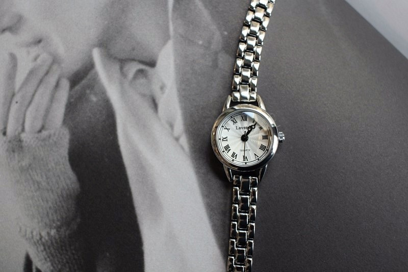 <b><p>daily round tal Woman watch 3color feme Gift</p></b><b><p>デイリー ラウンド メタル 女性 腕時計 3色 ギフト シルバー コンビ ファッション</p></b><br /><br /><p align='center'>