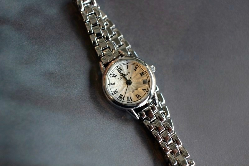 <b><p>daily round tal Woman watch 3color feme Gift</p></b><b><p>デイリー ラウンド メタル 女性 腕時計 3色 ギフト シルバー コンビ ファッション</p></b><br /><br /><p align='center'>