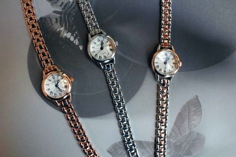 <b><p>daily round tal Woman watch 3color feme Gift</p></b><b><p>デイリー ラウンド メタル 女性 腕時計 3色 ギフト シルバー コンビ ファッション</p></b><br /><br /><p align='center'>