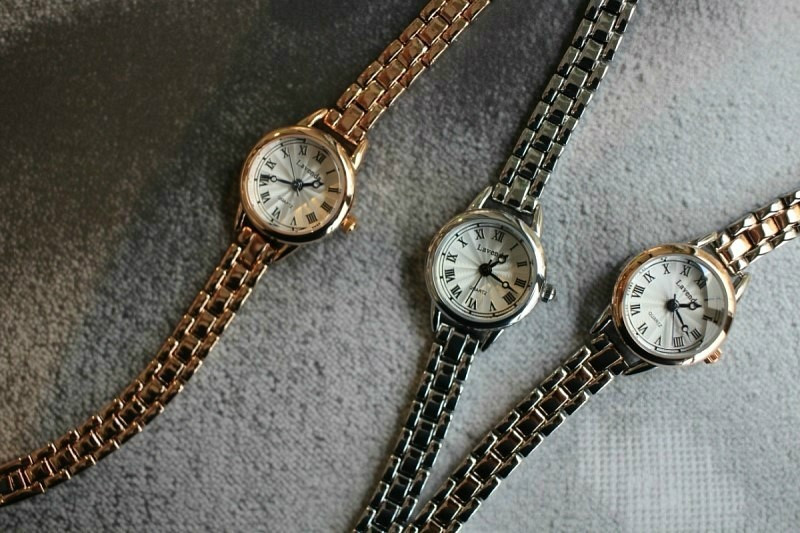 <b><p>daily round tal Woman watch 3color feme Gift</p></b><b><p>デイリー ラウンド メタル 女性 腕時計 3色 ギフト シルバー コンビ ファッション</p></b><br /><br /><p align='center'>