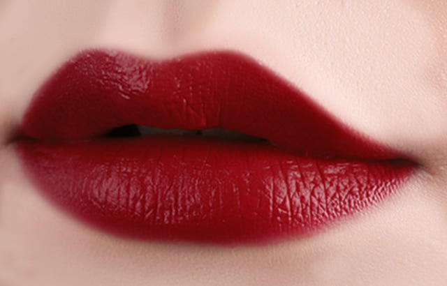 Eagle Lips Real Color 3g Matte type close-up Shiny