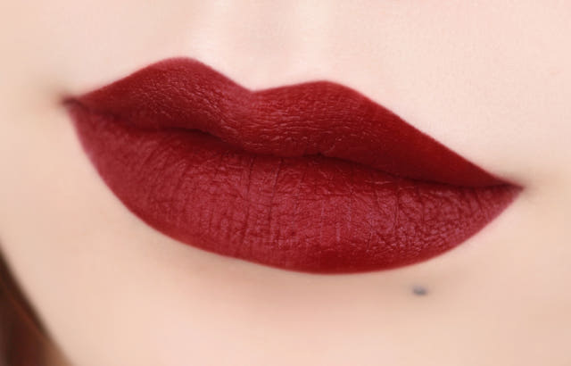 Eagle Lips Real Color 3g Matte type close-up Shiny