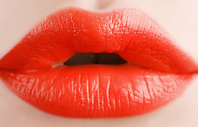 Eagle Lips Real Color 3g Matte type close-up Shiny