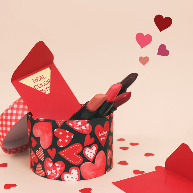 Eagle Lips Real Color 3g Matte type close-up Shiny