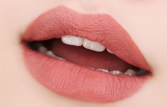 Eagle Lips Real Color 3g Matte type close-up Shiny