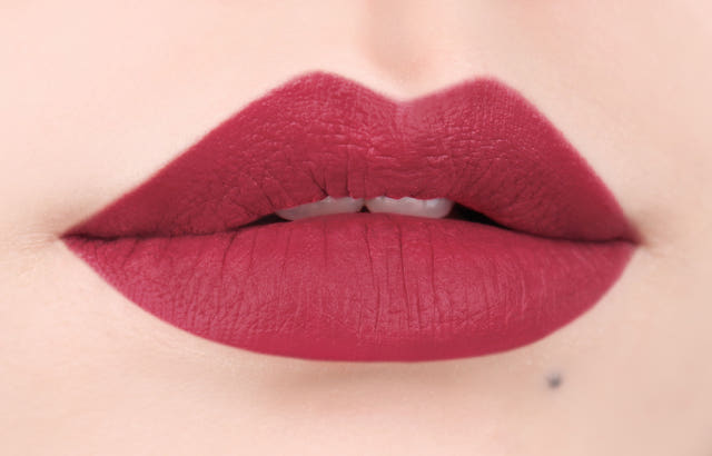 Eagle Lips Real Color 3g Matte type close-up Shiny