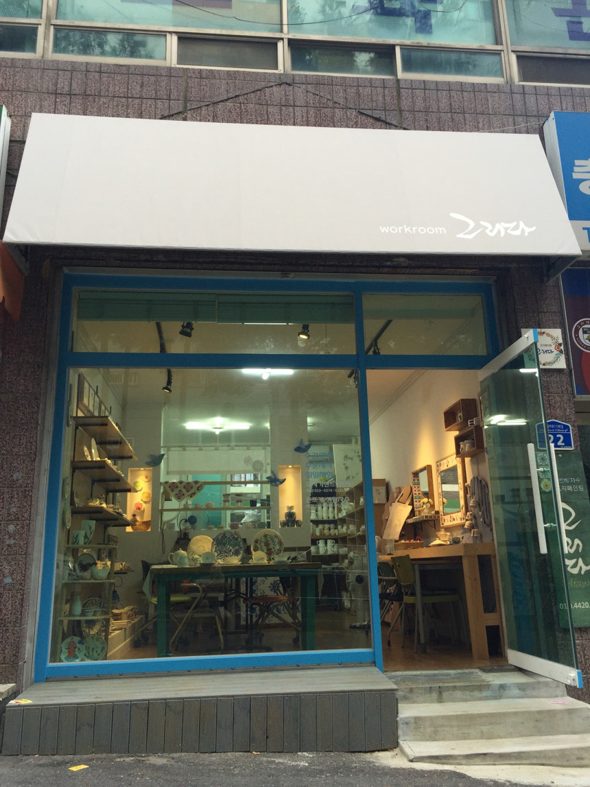 Pink tea cozy teapot with hand-held pottery Warm t