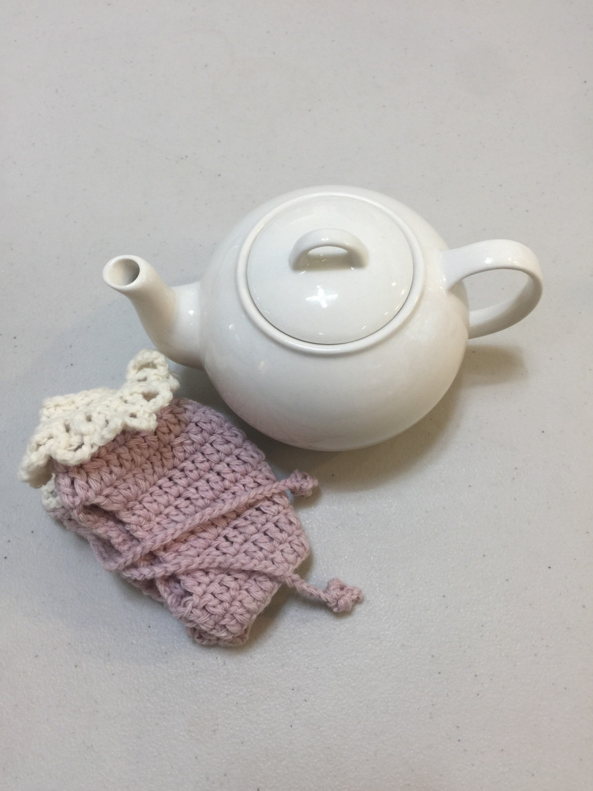 Pink tea cozy teapot with hand-held pottery Warm t