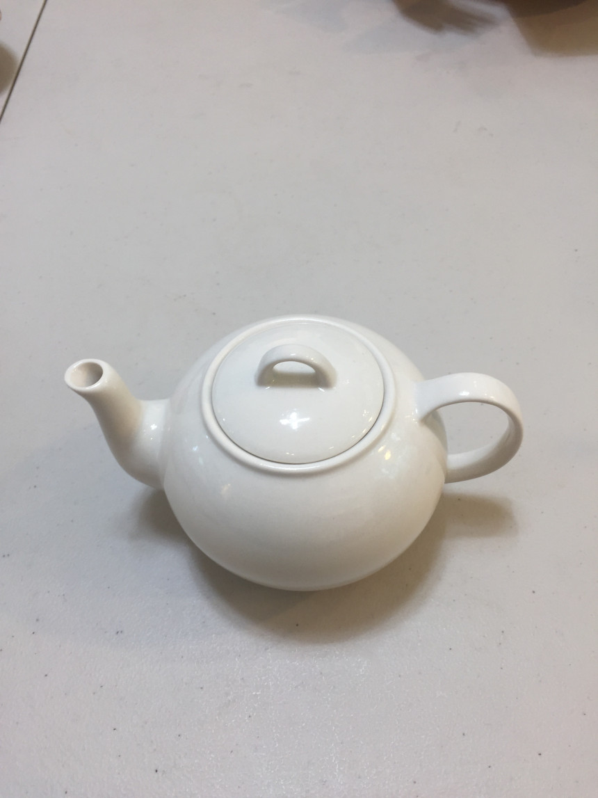 Pink tea cozy teapot with hand-held pottery Warm t