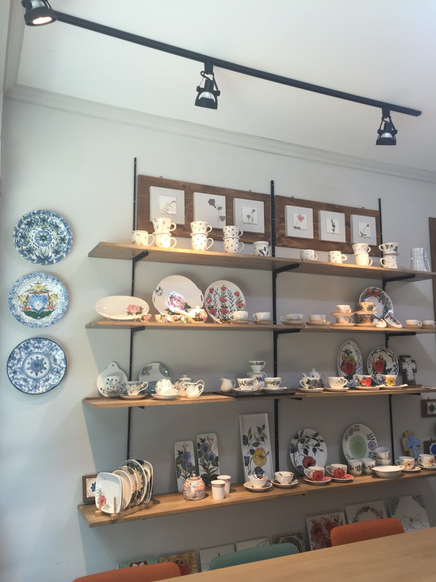 Pink tea cozy teapot with hand-held pottery Warm t