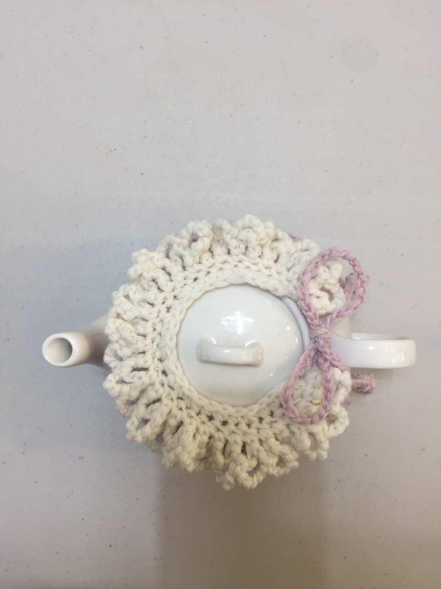 Pink tea cozy teapot with hand-held pottery Warm t