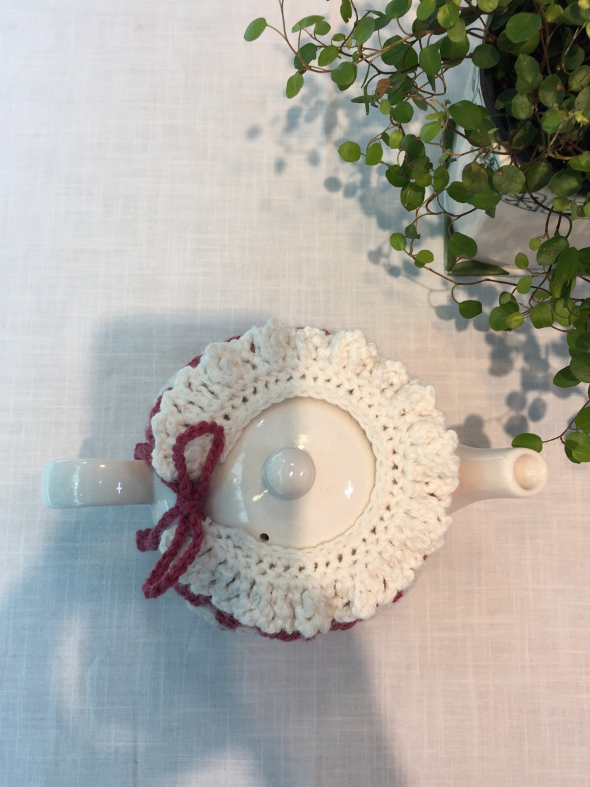 Burgundy Square Tee Koji teapot with hand-held hou