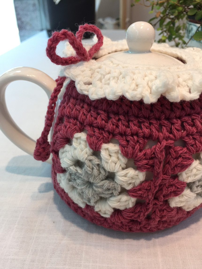Burgundy Square Tee Koji teapot with hand-held hou