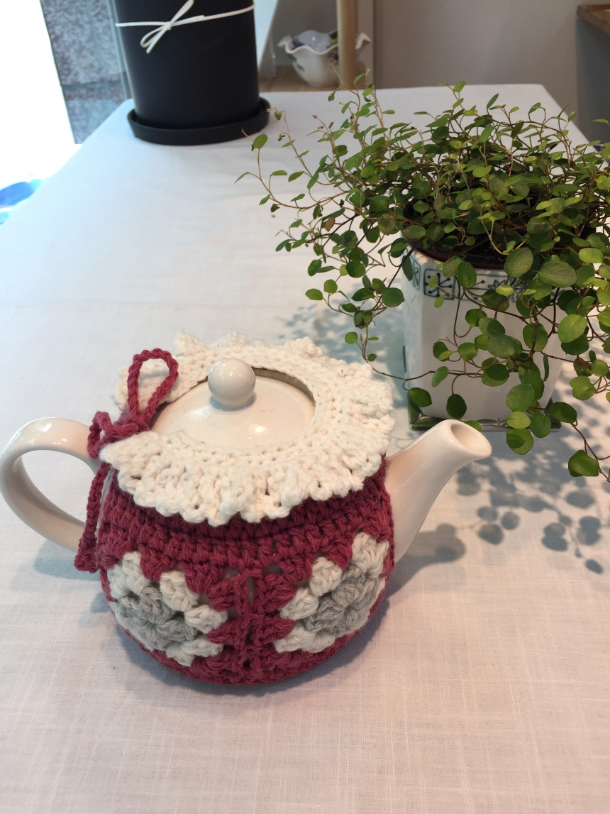 Burgundy Square Tee Koji teapot with hand-held hou