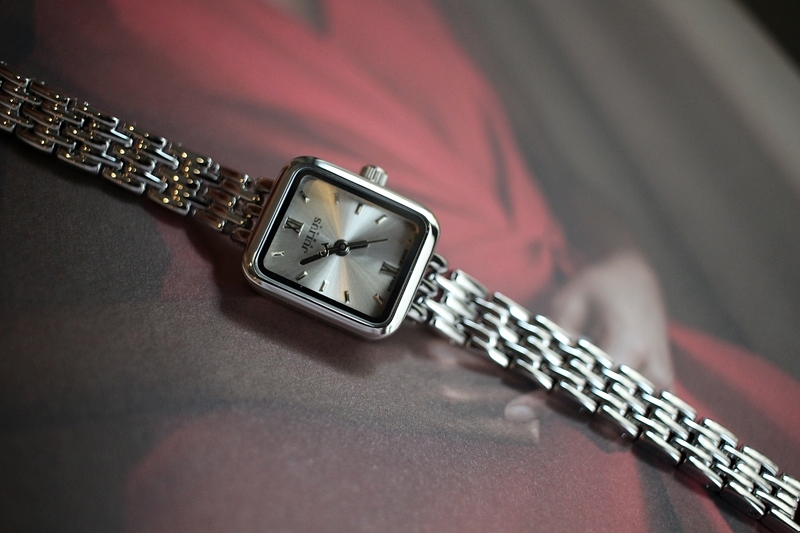 <b><p>square Classy tal feme watch Woman silver</p></b><b><p>正方形 クラス時 メタル 女性 腕時計 シルバー ファッション ギフト デイリー</p></b><br /><br /><p align='center'>
