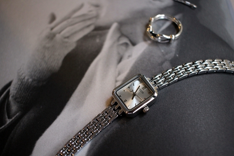 <b><p>square Classy tal feme watch Woman silver</p></b><b><p>正方形 クラス時 メタル 女性 腕時計 シルバー ファッション ギフト デイリー</p></b><br /><br /><p align='center'>