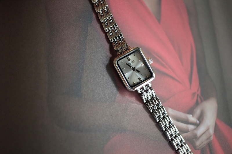 <b><p>square Classy tal feme watch Woman silver</p></b><b><p>正方形 クラス時 メタル 女性 腕時計 シルバー ファッション ギフト デイリー</p></b><br /><br /><p align='center'>