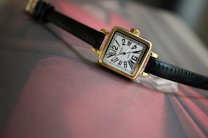 <b><p>classic square gold female ather wch Won</p></b><b><p>クラシック 正方形 ゴールド 女性 レザー 腕時計 ファッション デイリー 男女共用</p></b><br /><br /><p align='center'>