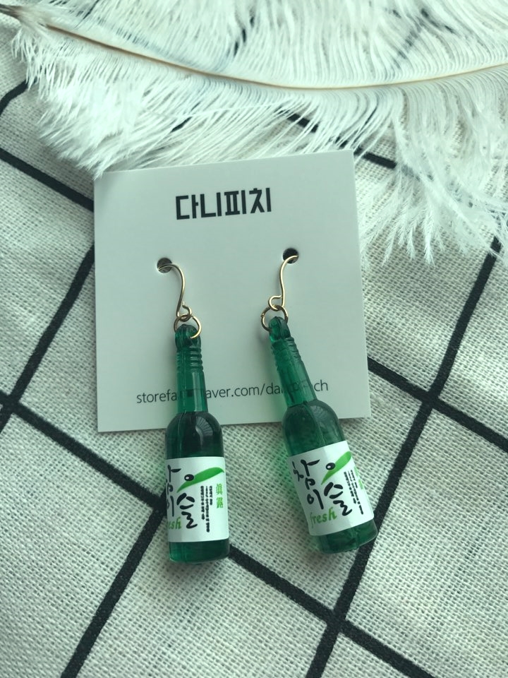 <b><p>Shochu earrings together pty 20's Unique</p></b><b><p>焼酎イヤリング 飲み会 パーティー 20代 ユニークグ しっとりとしたスタイル フェスバル</p></b><br /><br /><p align='center'>