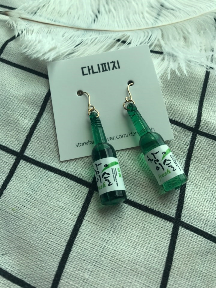 <b><p>Shochu earrings together pty 20's Unique</p></b><b><p>焼酎イヤリング 飲み会 パーティー 20代 ユニークグ しっとりとしたスタイル フェスバル</p></b><br /><br /><p align='center'>