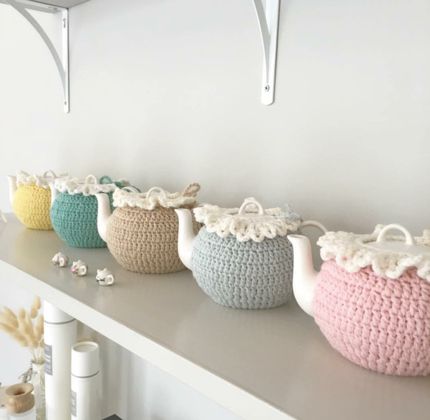 Pink tea cozy teapot with hand-held pottery Warm t