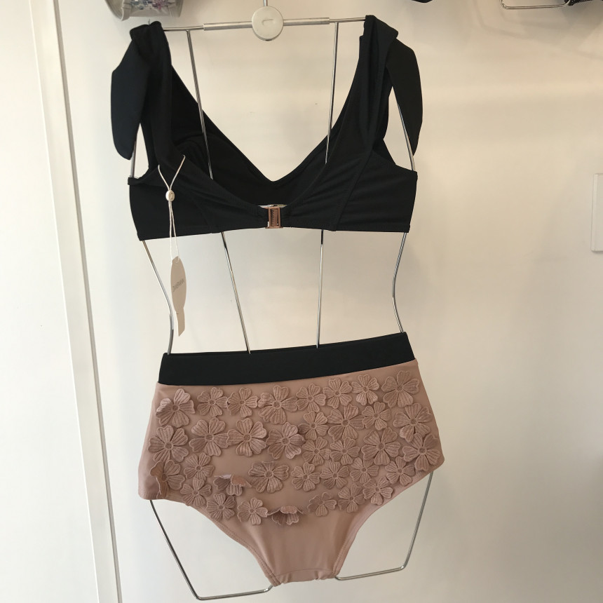 <b><p>Zimmer Flow bikini</p></b><b><p>ジマー 花のビキニ</p></b><br /><br /><p align='center'>