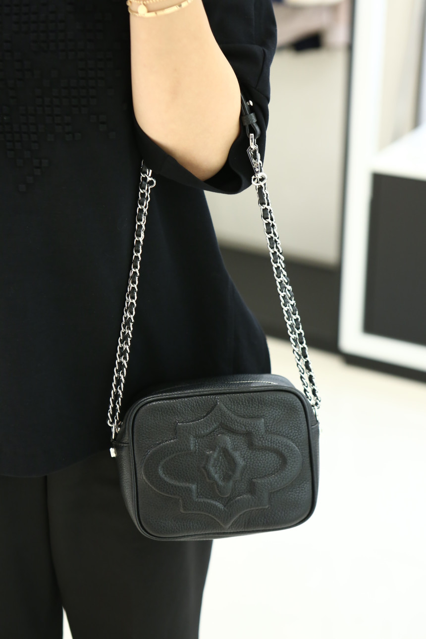 New Oyani Taylor Mini Cross Back Black O5NBCB08009