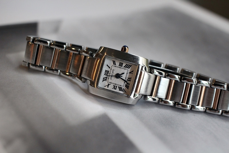 <b><p>French tal feme wrist clock 2cor Woman silver</p></b><b><p>フレンチ メタル 女性 手首 時計 2色 シルバー ファッション 正方形 ドの贈り物</p></b><br /><br /><p align='center'>