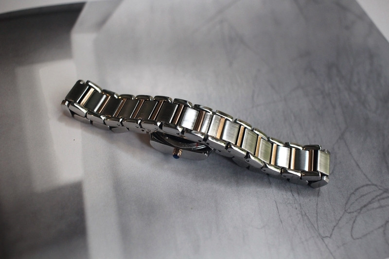 <b><p>French tal feme wrist clock 2cor Woman silver</p></b><b><p>フレンチ メタル 女性 手首 時計 2色 シルバー ファッション 正方形 ドの贈り物</p></b><br /><br /><p align='center'>