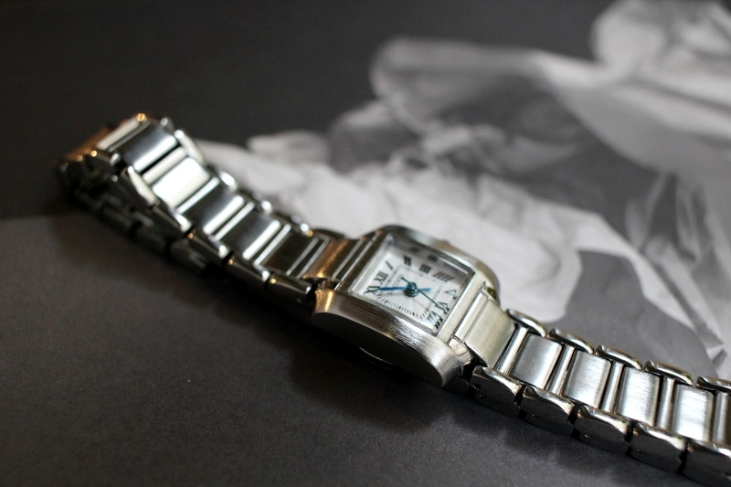 <b><p>French tal feme wrist clock 2cor Woman silver</p></b><b><p>フレンチ メタル 女性 手首 時計 2色 シルバー ファッション 正方形 ドの贈り物</p></b><br /><br /><p align='center'>