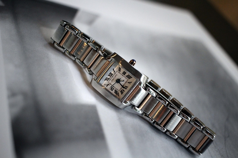 <b><p>French tal feme wrist clock 2cor Woman silver</p></b><b><p>フレンチ メタル 女性 手首 時計 2色 シルバー ファッション 正方形 ドの贈り物</p></b><br /><br /><p align='center'>