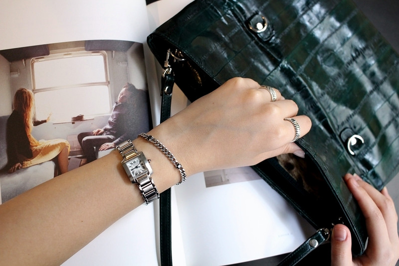 <b><p>French tal feme wrist clock 2cor Woman silver</p></b><b><p>フレンチ メタル 女性 手首 時計 2色 シルバー ファッション 正方形 ドの贈り物</p></b><br /><br /><p align='center'>