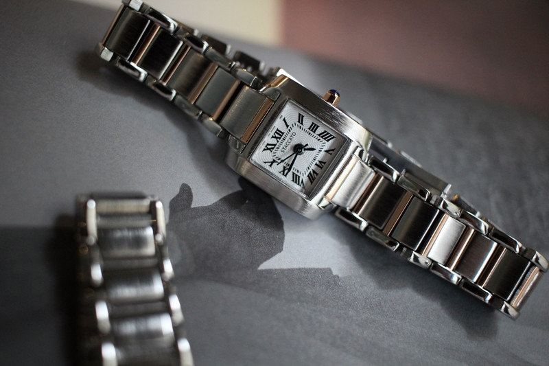 <b><p>French tal feme wrist clock 2cor Woman silver</p></b><b><p>フレンチ メタル 女性 手首 時計 2色 シルバー ファッション 正方形 ドの贈り物</p></b><br /><br /><p align='center'>