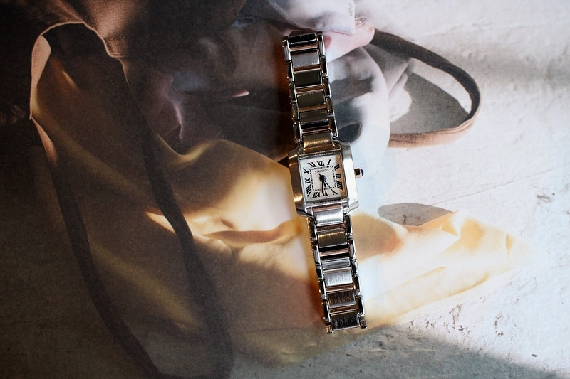 <b><p>French tal feme wrist clock 2cor Woman silver</p></b><b><p>フレンチ メタル 女性 手首 時計 2色 シルバー ファッション 正方形 ドの贈り物</p></b><br /><br /><p align='center'>