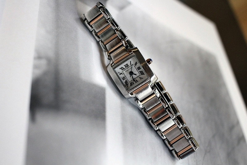 <b><p>French tal feme wrist clock 2cor Woman silver</p></b><b><p>フレンチ メタル 女性 手首 時計 2色 シルバー ファッション 正方形 ドの贈り物</p></b><br /><br /><p align='center'>