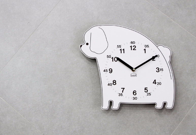 Bette's companion dogs Cute Maltese silent wall