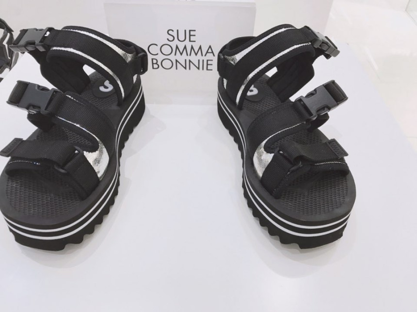 <b><p>Queue platform sandals DG2BX16029BLK</p></b><b><p>キュープラットフォームサンダル DG2BX16029BLK</p></b><br /><br /><p align='center'>