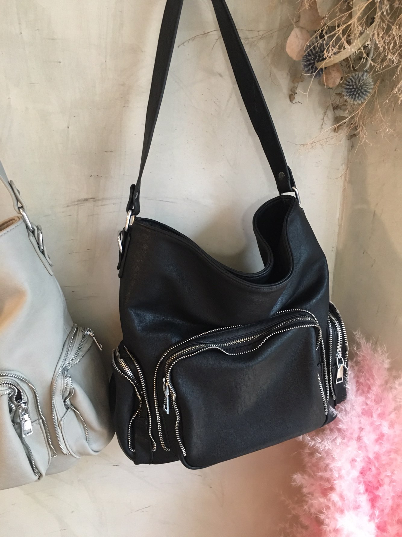 <b><p>Zipper Should Bag Natural fashionable sensibility</p></b><b><p>ジッパーショルダーバッグ粋が感じられるナチュラルラグジュアリーな感性モダンな洗練されたショーポベクカ</p></b><br /><br /><p align='center'>