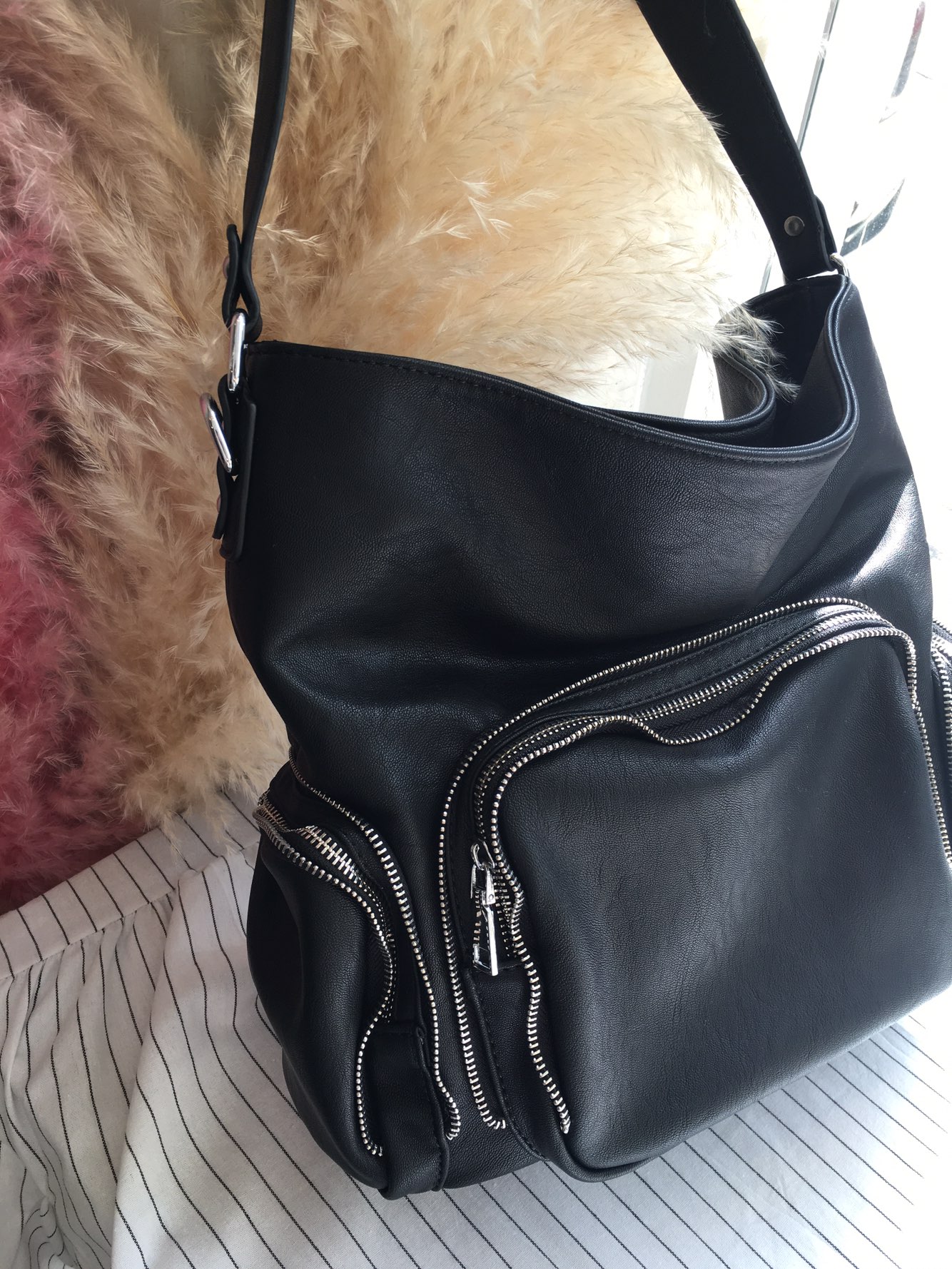 <b><p>Zipper Should Bag Natural fashionable sensibility</p></b><b><p>ジッパーショルダーバッグ粋が感じられるナチュラルラグジュアリーな感性モダンな洗練されたショーポベクカ</p></b><br /><br /><p align='center'>