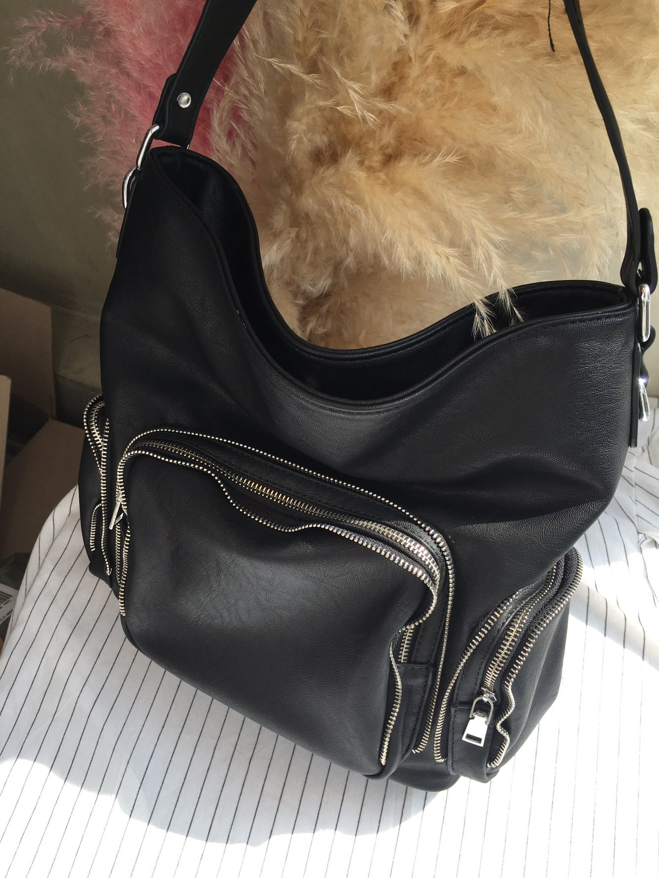 <b><p>Zipper Should Bag Natural fashionable sensibility</p></b><b><p>ジッパーショルダーバッグ粋が感じられるナチュラルラグジュアリーな感性モダンな洗練されたショーポベクカ</p></b><br /><br /><p align='center'>