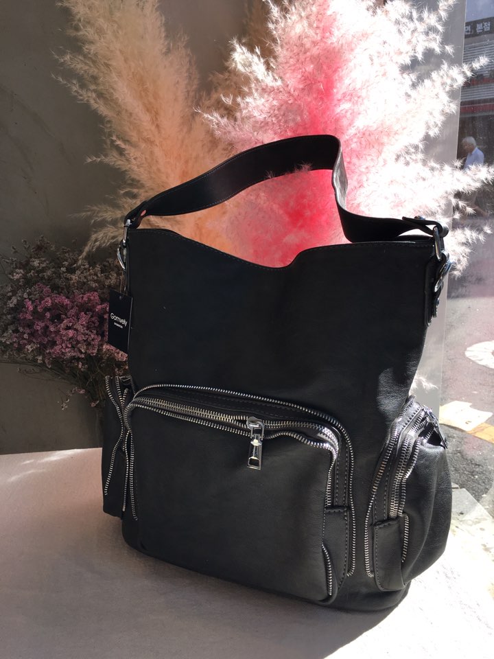 <b><p>Zipper Should Bag Natural fashionable sensibility</p></b><b><p>ジッパーショルダーバッグ粋が感じられるナチュラルラグジュアリーな感性モダンな洗練されたショーポベクカ</p></b><br /><br /><p align='center'>